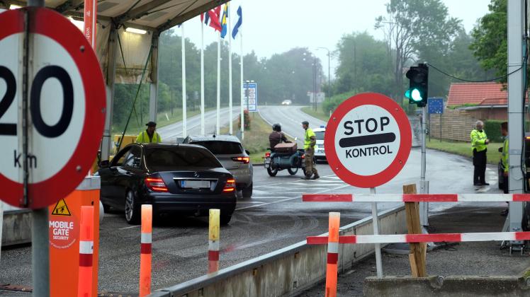 Der kleine Grenzstau in Pattburg mit einer Hand voll Fahrzeugen ist am Samstagmorgen schnell abgebaut. Rund zehn Einsatzkräfte von Polizei und dänischer Heimwehr kontrollieren die Einreise, die zwischen 7 und 23 Uhr unter Auflagen möglich ist.