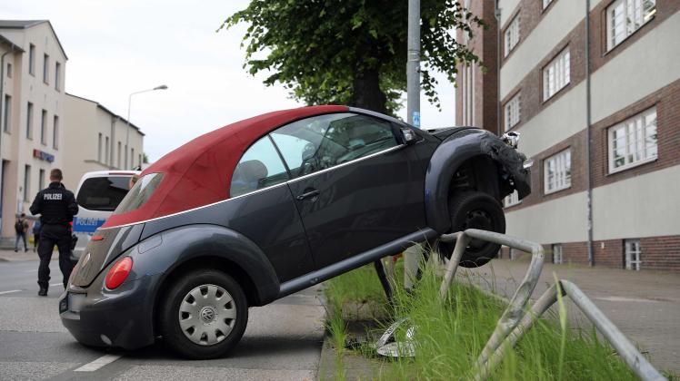 Kurioser Unfall in Rostock: 49-Jährige fährt mit VW Beetle und über zwei Promille am Gotheplatz einen Bügel hoch - Auto kaputt, Führerschein entzogen 