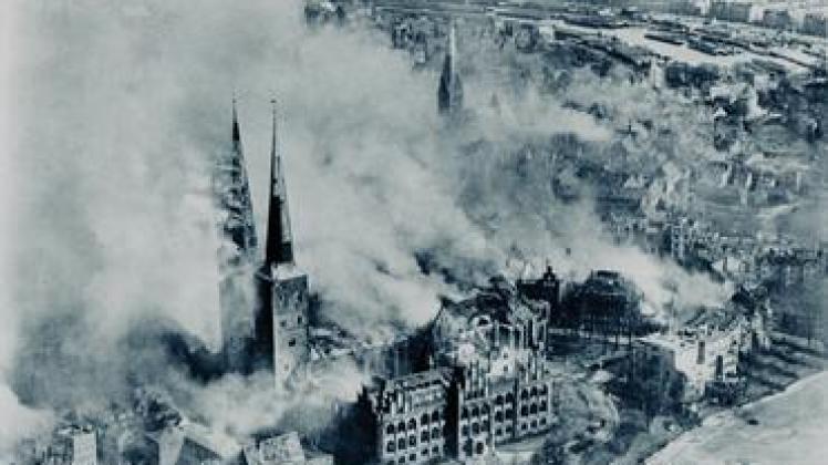 Schutt und Asche: Fünf der berühmten sieben Türme der Altstadt werden durch Bomben zerstört.