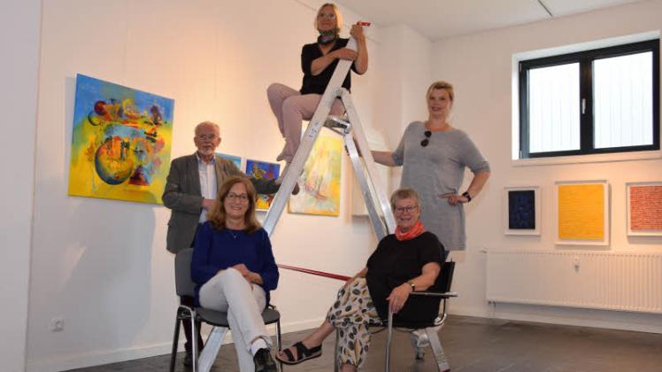 Sie beteiligen sich an der Ausstellung „In den Farben des Sommers“ (v. l.): Angelika Prüsch, Wolfgang Preuß, Rosa Hipp und Diana Gumz. Kuratiert hat die Ausstellung Marlies Seemann- Rzadkiewicz (r. vorn).