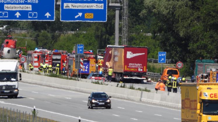 Ein schwerer Lastwagen ist kurz vor der Abfahrt Neumünster-Süd in ein Baustellenfahrzeug gefahren.