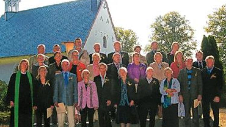 Strahlende Gesicher bei strahlender Sonne: Goldene Konfirmanden in Toestrup Foto: sh:z