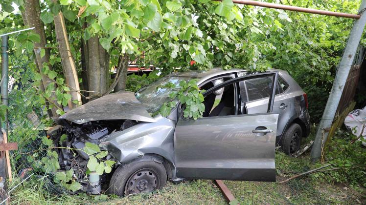 26-Jähriger rauscht sich zum Führerscheinentzug: Mann fährt mit VW Polo und über 1,8 Promille im Blut in Elmenhorst (LRO) in Kurve geradeaus und rast gegen Baum