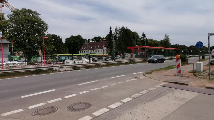 Die Einmündung Bahnstraße/Ohlmöhlenweg. Hier entsteht die Querung, für die die AKN auf der Bahnhofseite bereits einen Zugang gepflastert hat. Zuletzt wird noch die Leitplanke geöffnet. 