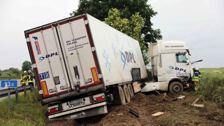 Lkw mit Tiefkühl-Lebensmitteln auf A 19 zwischen Laage und Kavelstorf verunglückt - Laster rutscht in Feld - Verletzter Fahrer ins Krankenhaus geflogen - Stundenlange Vollsperrung