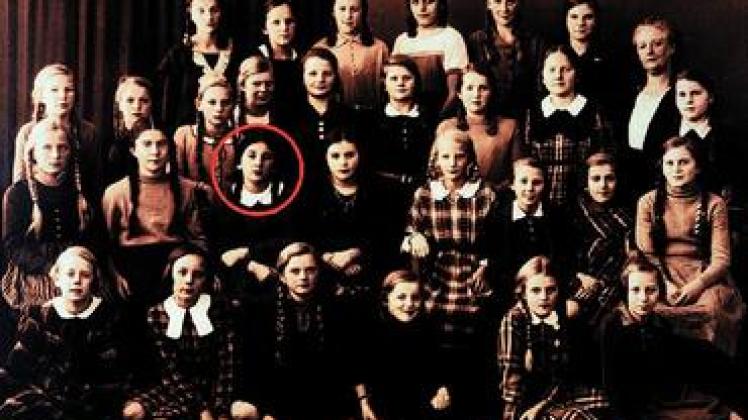 Klassenfoto von 1937: Mirjam Cohen (Kreis) und  ihre Mitschülerinnen.