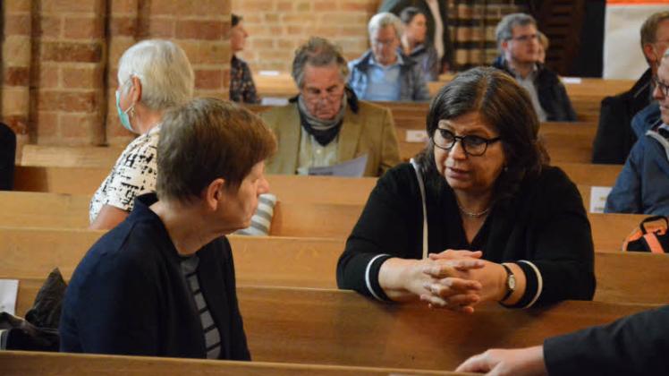 Gedankenaustausch: Die Pröpstinnen Johanna Lenz-Aude (links) und Carmen Rahlf beraten sich im Schleswiger Dom.