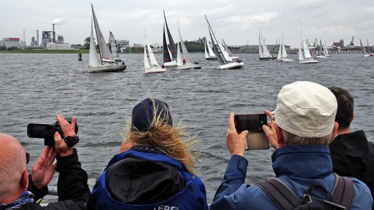 Unter gutem Wind erfolgte in Wismar der Start zur Midsummer Sail 2020. Zahlreiche Enthusiasten verfolgten den Regattaauftakt auf der Wendorfer Seebrücke. 