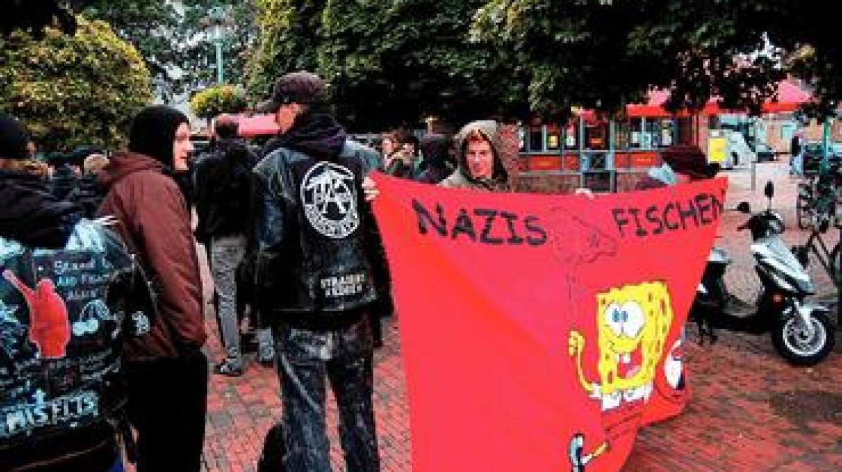 Friedlicher Protest Gegen Den Neonazi-Treff | SHZ