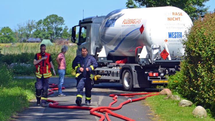 Mit Wasser aus Hydranten wurde die Austrittsstelle am Tankwagen gekühlt. 