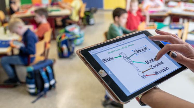 Tablet statt Papier: Per Digital-Pakt soll die Digitalisierung in Schulen gefördert werden.