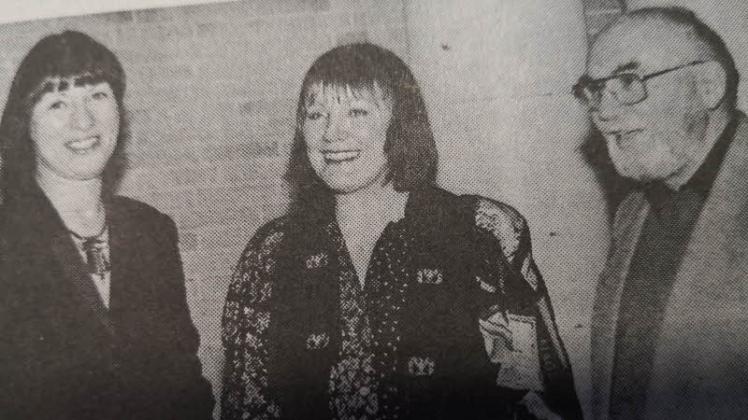 Am 4. Dezember 1993 berichtete der Courier von der sechsten Fallada-Preisträgerin Helga Schubert (Mitte). Das Foto zeigt sie am Vortag bei der Preisverleihung mit ihrem Ehemann Johannes Helm und der damaligen Kulturdezernentin Helga Hein.