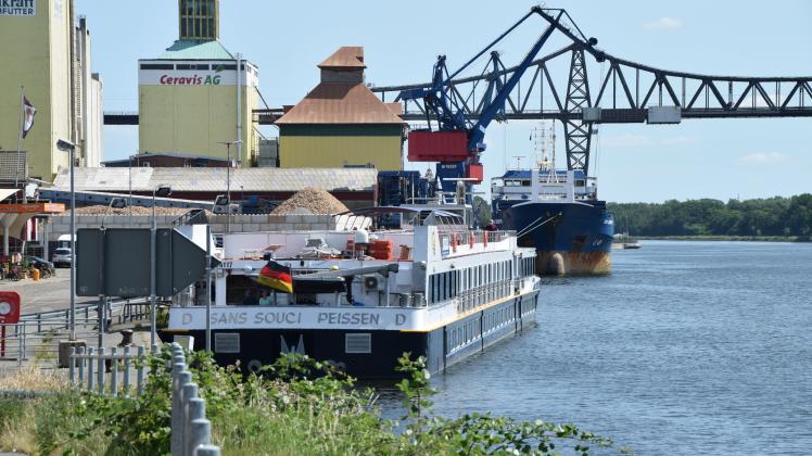 Die 82 Meter lange "Sans Souci" am Dienstagvormittag im Rendsburger Kreishafen. Die Weiterfahrt nach Kiel war für den späten Mittag geplant. 