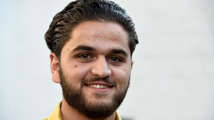 Ahmad Darkoushi floh vor fünf Jahren aus Syrien. Nun bekommt er an der KGSE sein Abiturzeugnis überreicht.