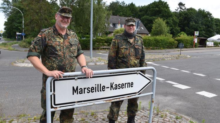 Das Schild muss ebenso ersetzt werden wie alle andern. Denn die Kaserne soll nicht länger nach dem Kampfpiloten Hans-Joachim Marseille benannt sein. Kommandeur Michael Skamel (links) und Arbeitsgruppenleiter Felix Leendertz arbeiten an einem neuen Namen. 