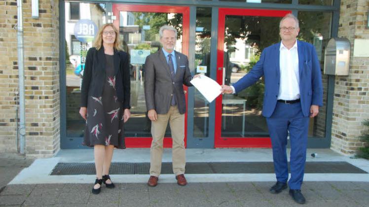 Schulleiterin Kirsten Lemke verabschiedet Udo Rosenberg (Mitte) mit Jan Nissen (Referatsleiter Berufsbildende Schulen) in den Ruhestand. 