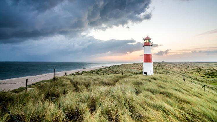 Der Leuchtturm in List auf Sylt an der Nordsee.