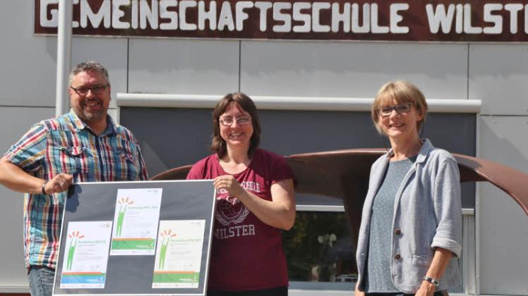 Die neue Urkunde ist leider noch nicht angekommen: (v.l.) Malte Wicke, Natascha Böhnisch und Karin Harbeck freuen sich, dass bald das vierte Zertifikat als „Zukunftsschule“ eine Wand in der Schule zieren wird.