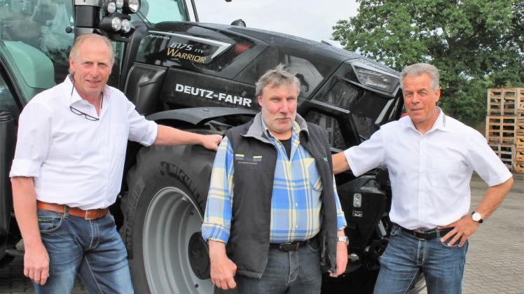 Posieren vor einem Hightech-Traktor: Hans Rudolf Lübker (von links), Erhardt Schmidt und Holger Wüstenberg.