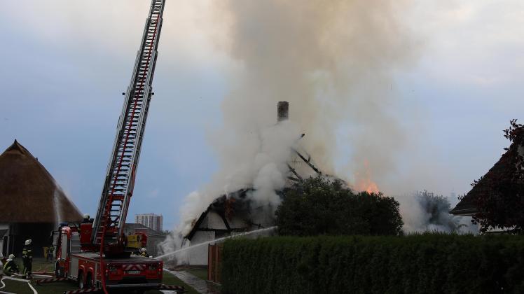 Großbrand nach Blitzeinschlag in Reetdachhaus in Dorf Lichtenhagen