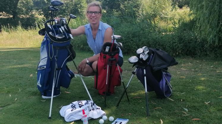 In die Tasche geschaut: Franca Fehlauer hat in ihrer Golftasche alles dabei, was der Profi braucht. Die Taschen der Kinder daneben sind deutlich kleiner. 