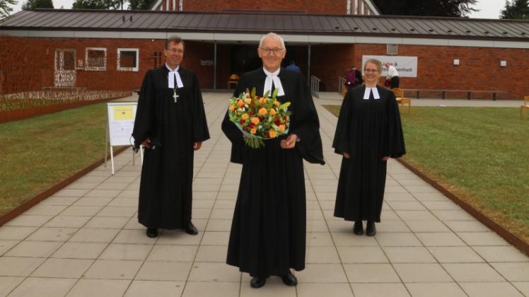 Pastor Norbert Dierks (Mitte) wird Pastorin Julia Radtke zukünftig in der Heilig-Geist-Kirche Pinneberg unterstützen. Probst Thomas Drope nahm die Einsegnung vor. 