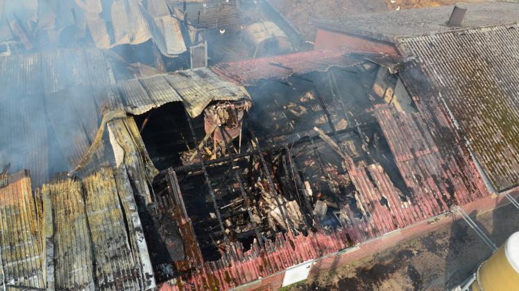 Blick aus dem Korb des Drehleiterwagens auf den Schweinestall: Das Dach bestand zum Teil aus Asbest, das für die Feuerwehrleute gefährlich werden könnte.