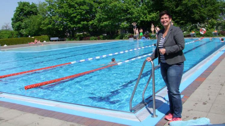 Bürgermeisterin Britta Lang kann das Satruper Freibad in diesem Jahr nur mit Einschränkungen freigeben. 