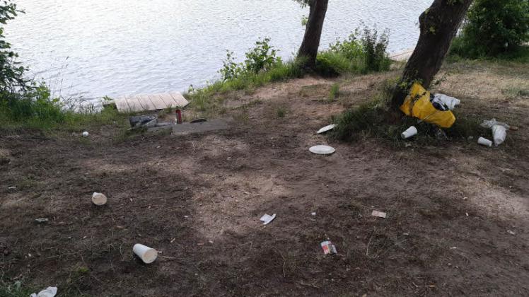 Der Spazierweg am Rensinger See präsentierte sich voller Müll.
