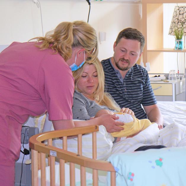 Auch die Nutzung des Familienzimmers in der modernen Entbindungsabteilung der Klinik Husum ist seit Anfang Juni wieder möglich.