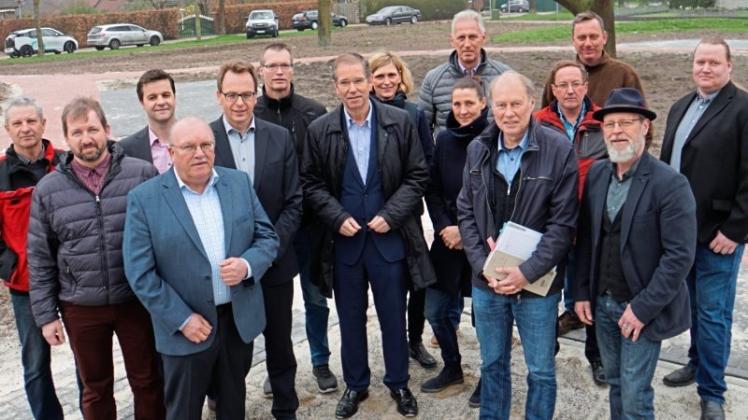 Vertreter der Kommunen, Behörden und Firmen sowie Ehrenamtliche waren beim Baustart am Mehrgenerationenspielplatz an der Lessingstraße in Werlte anwesend. 