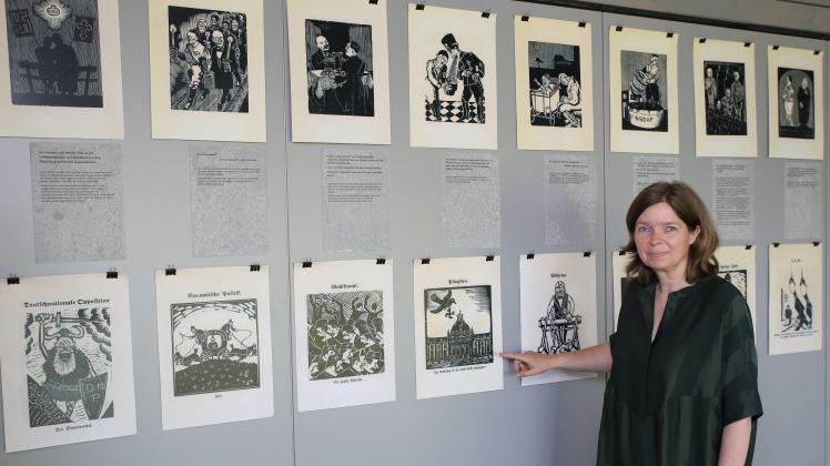 Zum Reflektieren: Dr. Katja Happe präsentiert die Sonderausstellung mit Karikaturen aus der Weimarer Republik.