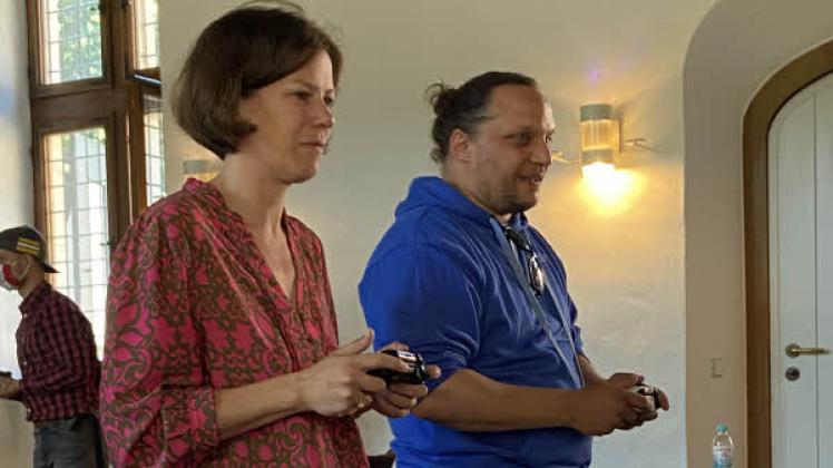 Testlauf: Staatssekretärin Kristina Herbst (l.) und KjR-Medienpädagoge Martin Oberwetter probierten sich bei der Pressekonferenz in Reinbek im Online-Spiel „Rocket League“ aus.