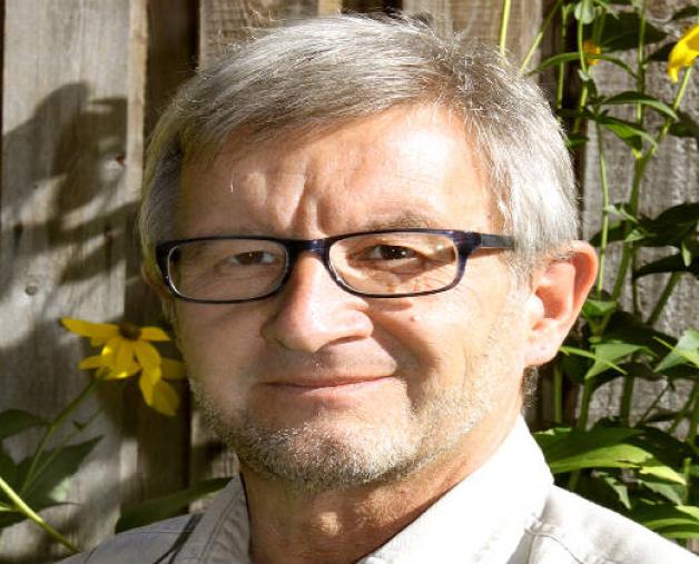 Imker Ole Andresen ist Vorsitzender des Imkervereins Flensburg. Foto: sh:z Imker Ole Andresen ist Vorsitzender des Imkervereins Flensburg. Foto: sh:z