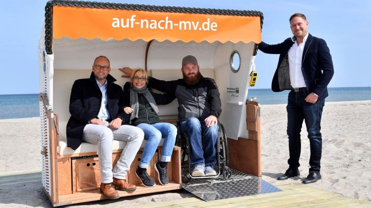 Praxistest: Matthias Fromm, Annette Rösler und Tino Ammon weihen den "Strandkorb für Alle" am Strandaufgang 10 in Warnemünde ein.