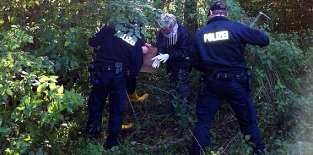Wenn sie etwas finden, wird es von Mitarbeitern der Spurensicherung geborgen und verpackt. Foto: Wüst Wenn sie etwas finden, wird es von Mitarbeitern der Spurensicherung geborgen und verpackt. Foto: Wüst