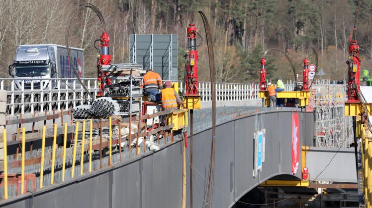 Beim Neubau der Petersdorfer Brücke der Autobahn A19 Berlin-Rostock wird ein 93 Meter langer und 300 Tonnen schwerer Stahlträger eingehoben und anschließend verschweißt. /Archiv