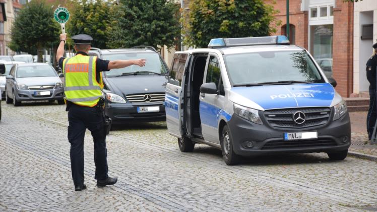Bitte fahren Sie rechts ran: Die Polizei überprüft Fahrzeugführer in der Langen Straße von Hagenow. 