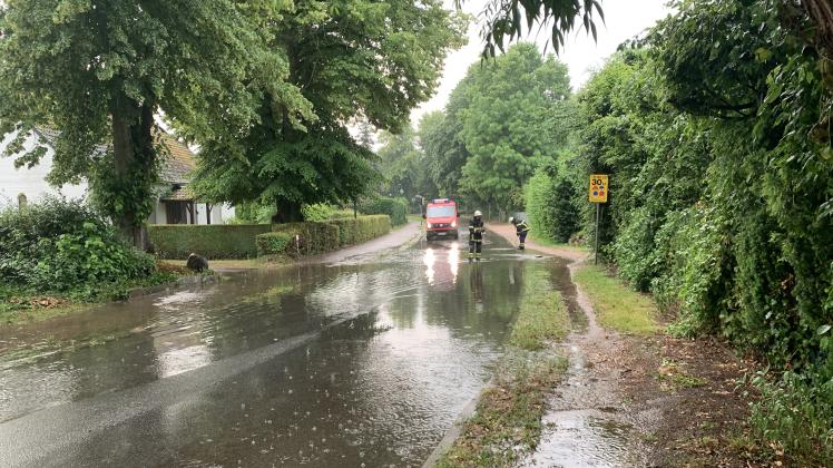 Verschmutze Auffangeimer der Kanalsation verursachten in Großhansdorf überflutete Straßen.