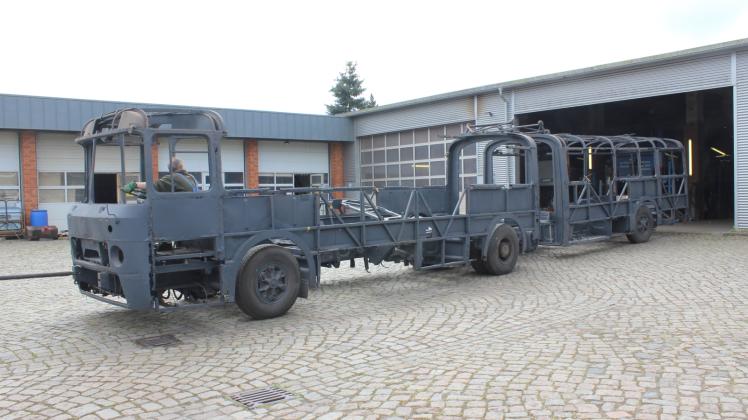 Der einzige weltweit noch erhaltene zweitürige Omnibus Ikarus 180.22 aus den 1970er-Jahren steht jetzt in der Werkhalle in Güstrow. 