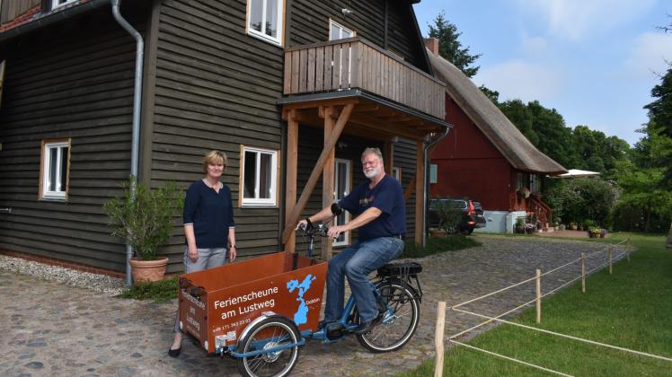 Das Lasten-E-Rad ist die neueste Anschaffung von Katrin und Jens Osterwold für ihre Ferienscheune am Lustweg in Dobbin. Der Coronavirus spielte für sie keine Rolle, weil sie in diesem Jahr erst so richtig durchstarten. 