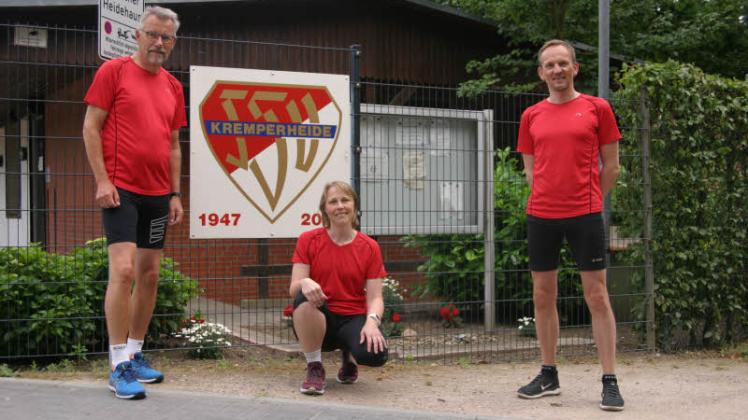 In kleiner Gruppe ist es leichter, den Abstand einzuhalten: Axel Schülke (links), Maike Ehlers und Axel Kahl vom Lauftreff des TSV Kremperheide.