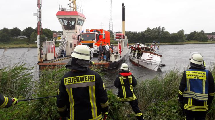 Einsatzkräfte der Feuerwehr machten den Havaristen an einer NOK-Fähre fest, die ihn dann in die Werft der Kanalverwaltung abschleppte.