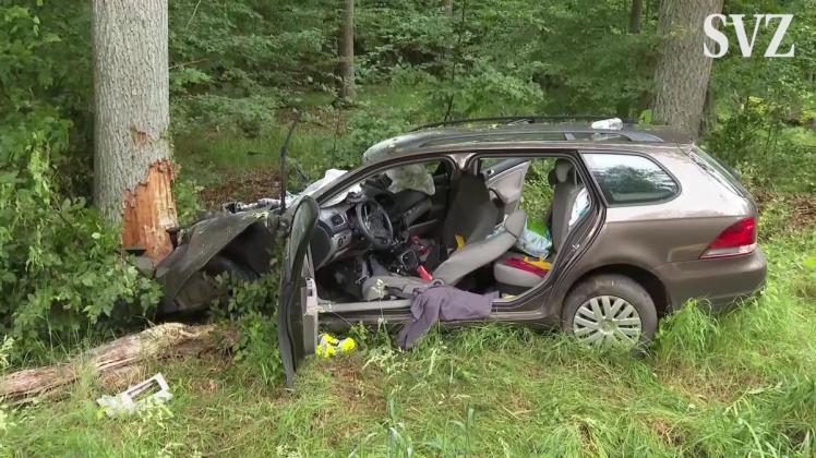 36-Jähriger fährt gegen Baum und stirbt 36-Jähriger fährt gegen Baum und stirbt
