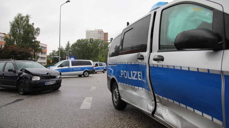 Schwerer Unfall mit Polizeiwagen auf Einsatzfahrt in Rostock: Sechs Verletzte bei Kreuzungscrash mit Streifenwagen in Evershagen - darunter drei verletzte Polizisten