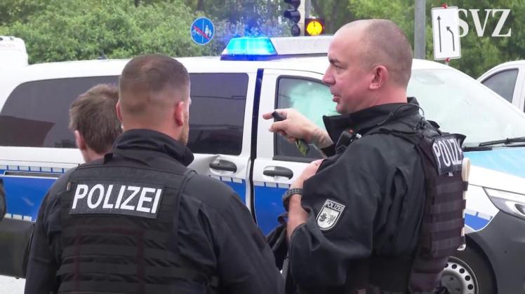 Polizeifahrzeug kollidiert mit Auto in Rostock