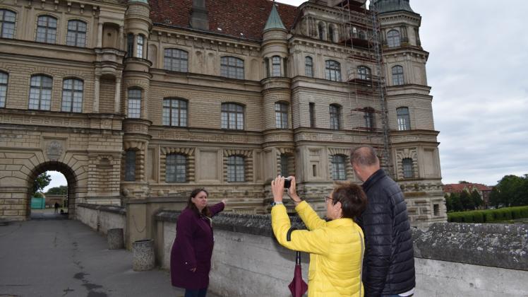 Darf bei einer Stadtführung in Güstrow nicht fehlen: Erste Station ist das Renaissance-Schloss. So auch bei Simone Ruth Schumacher (l.), die eineinhalb Stunden mit Gästen aus Bayern und Berlin unterwegs war. 