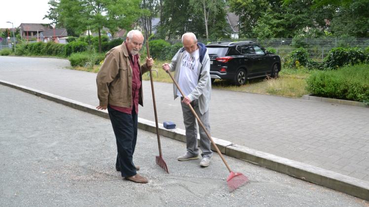 Thomas Dänecke (links) und Boule-Bahn-Mitinitiator Heinrich Kut verstehen nicht, warum die Boule Bahn immer wieder Opfer von Vandalismus wird. 