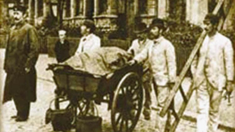 Cholera-Epidemie 1892:Desinfektionskolonnen bekämpfen den tödlichen Erreger mit Chlorkalk. 