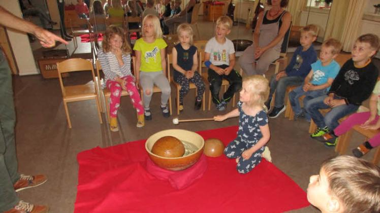 Die Kinder waren von den verschiedenen Tönen, Lautstärken und Klängen fasziniert.